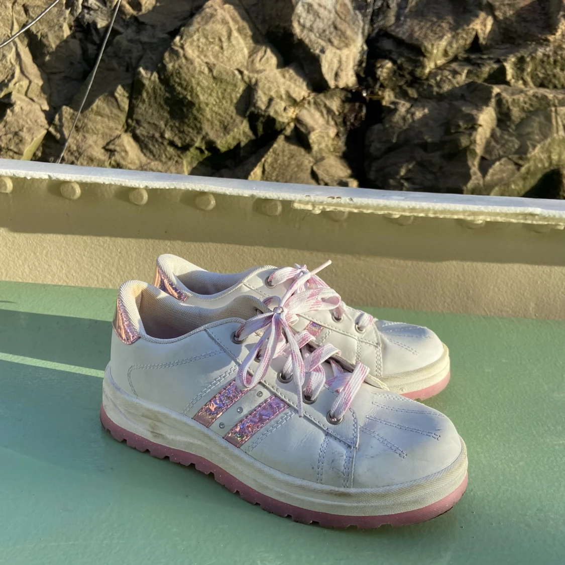 Vita sneakers med rosa detaljer 