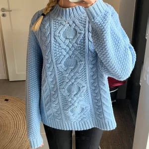 Blå stickad  - såå fin stickad tröja🫶🏻 inte använd många gånger, skriv för mer info! 