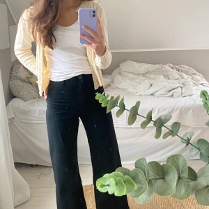 Jeans Zara - Jag säljer dessa fina svarta jeansen från Zara i toppen skick!💗💗