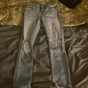 Jeans med hål i från calvin Klein köpta för ett tag sen då kosta dom runt 1000-1200