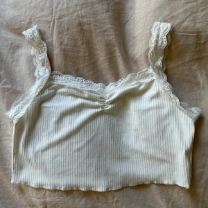 Topp - 🤍Vit topp🤍 Från: H&M🤍 Orginalpris: 100kr🤍 Nytt pris: 20kr+frakt🤍 Inga skador eller fläckar🤍 Kommer ifrån rök och djurfritt hem🤍