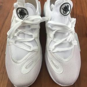 Vita Nike skor - Vita Nike skor helt oanvända pga. för liten storlek. Kan mötas upp i Göteborg.