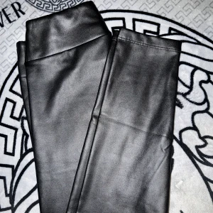 Varma skinn leggings  - Varmfodrade skinn leggings du kan ha på dig nu till höst/vinter 