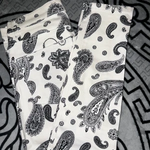 Vita jeans med tryck  - Vita tajta Denim jeans med bandana tryck på 