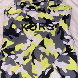 Kors tröja - Storlek M/S Nyskick aldrig använd  Pris kan diskuteras vid snabb affär 