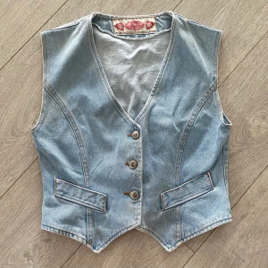 Jeans väst - Säljer en jeansväst. Sitter bra på strl 36-40. Fint skick, köpare står för frakt❣️