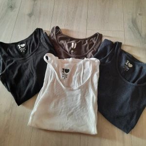 Linnen - 4 basic linnen, går att köpa tsm eller separat. Från ullared om jag minns rätt, i fint skick! Stl: S/XS. Säljs då de inte kommer till användning. *Fläck på det vita, men är längst ner så syns knappt, o lätt att "gömma"🥰❤