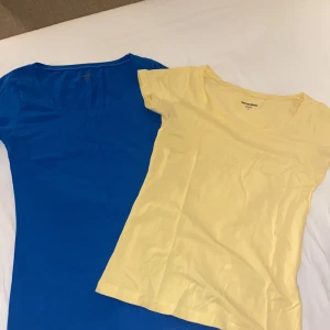 Blå och gul T-shirts i S - Två knappt använda thirts för vardagen som passar till allt🤩som funkar som xs-s. Båda för 50, en för 30kr
