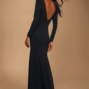 Svart långklänning  - Säljer denna alldeles nya klänning som var tänkt för balen. Var tyvärr inte riktigt det jag sökte efter och säljer därav då det var för sent att returnera. Köptes för 980kr.