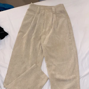 Beiga velvet byxor från Ginatricot  - Oanvänd beiga valvet byxor från Gina😍passar till sommar och vinter, storlek 32 men passar som en 34 också då det är loose i modellen.