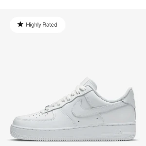 Nike Air Force 1 '07 - Helt nya Nike Air Forces för mycket lägre  pris. Passar med vilken outfit som helst. Priset kan prutas vid riktigt snabb köp. Telefonnummer är 0709732726. Hämtas i odenplan