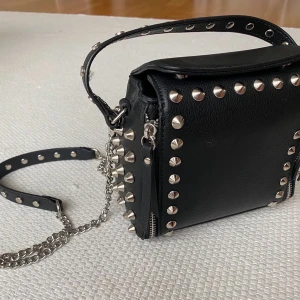 Väska med nitar från Zara - Säljer denna väska med nitar från Zara! har använt en gång ☺️ köparen drog sig ur så de går fortfarande att köpa! 