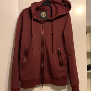 Limitato tröja - 10/10 knappt andvänd inga fläckar eller hål. Passar mig som är 180 cm lång