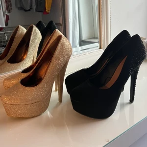 Party klackar  - Säljer dessa två fest klackskor! Fungerar att köpa ett par för 200 också! 