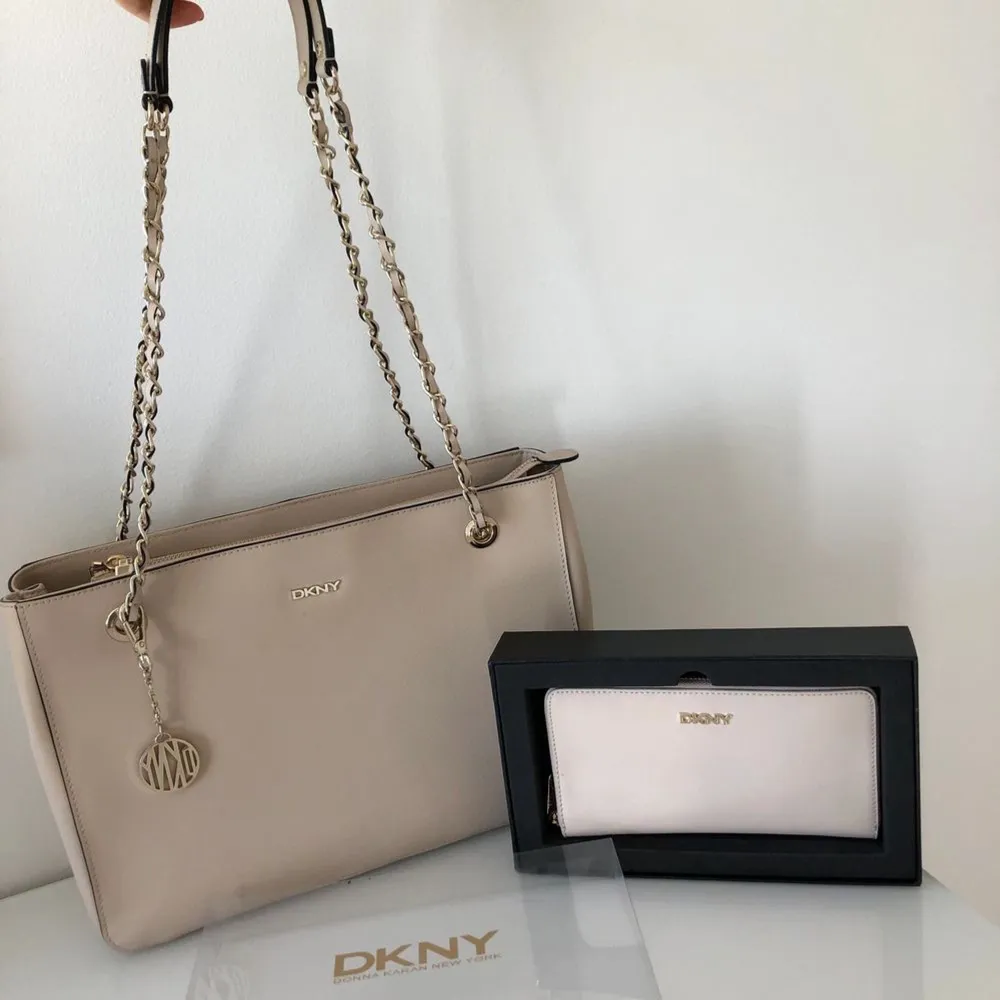 Beige/rosa Äkta dknv väska med en liten matchande plånbok. Väskan är använd någon gång men ser helt ny ut. 💕kom privat för närmare bilder!!. Väskor.