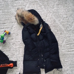 Parajumper longbear stl S - Köpt på tradera förra vintern  Finns ingen QR kod på den men finns ett nummer som man kan söka på som tjejen jag köpte den av visade mig när jag bad om det men vet inte vart man gjorde det😅mer bilder på den samt bild med den på kan fås 