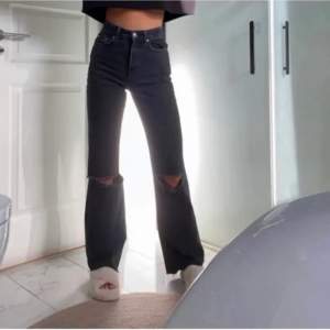 Ett par super fina svarta jeans med hål på käna, är i storlek 34 men skulle mer säga 36 är även ganska långa vida i benen💗