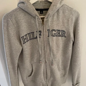 Hoodie från Tommy Hilfiger - Fin hoodie från Tommy Hilfiger i storlek XS Fint skick, säljs pågrund av garderobsrensning!  Nypris ca 1000kr