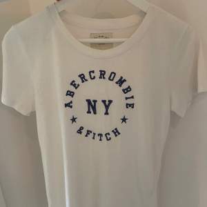 T-shirt från Abercombie&Fitch i storlek S. Fint skick, säljes på grund av garderobsrensning.
