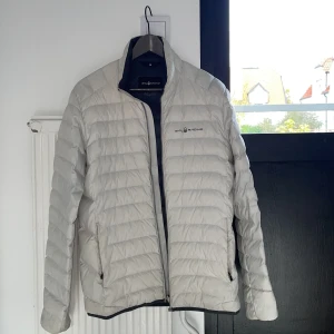 Sailracing - Vit dunjacka från Sailracing använd 3-4 gånger 9/10 kond i storlek M.