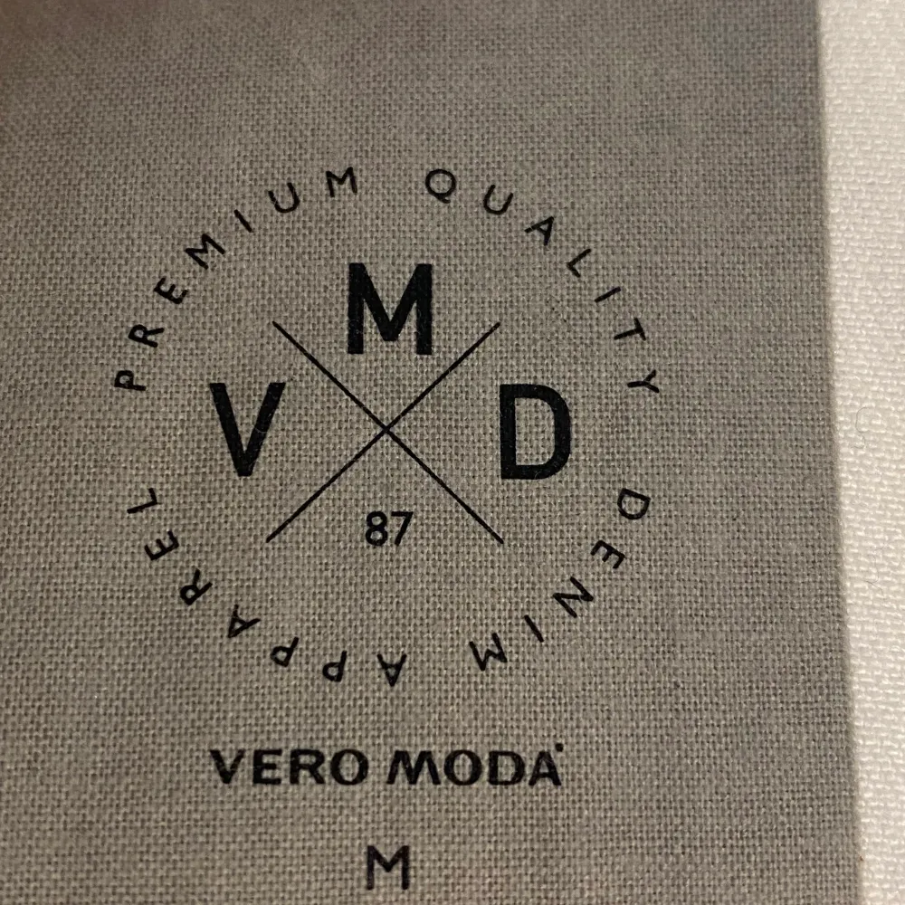 En vit jeansjacka från VERO MODA, materialet är stretchigt och jackan är i storlek M. Endast använt ett par gånger. . Jackor.