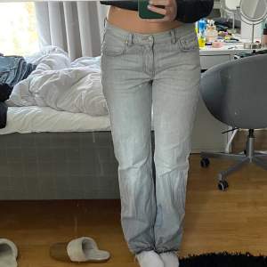 Säljer dessa nästan helt nya jeans från Gina tricot, jättefin grå färg⭐️⭐️