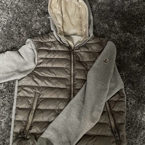 Moncler  - Väldigt fin moncler cardigan skicket är 9/10 den är lite använd köpt på Kaspersheat kvitto och orderbekräftelse finns även  