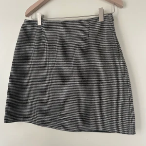 Mini kjol - Svart vit rutig mini kjol köpt i USA på 90 talet och är i bra skick 