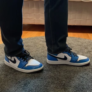 Jordan 1 signal blue mid - Hej! Jag säljer nu mina Jordan 1 som knappt är använda någonting, dom är i jätte bra skick och är i storlek 42.5