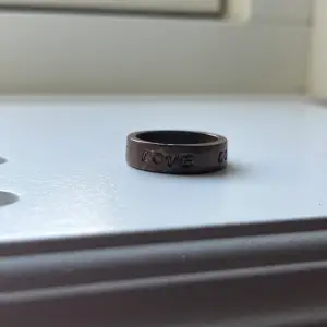 Jätte gullig ring som det står ”Love” på. Stl beror på vilket finger du vill ha den på.