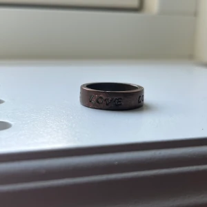 Fin ring med tryck - Jätte gullig ring som det står ”Love” på. Stl beror på vilket finger du vill ha den på.