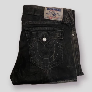 true religion  - galna truey brallor! dem har en galet unikt rare material! skön baggy fit och sitter som en smäck! kom DM vid frågor! 💜🖤 #BenimDenim  innerben, 85 ytterben, 112 midja, 39