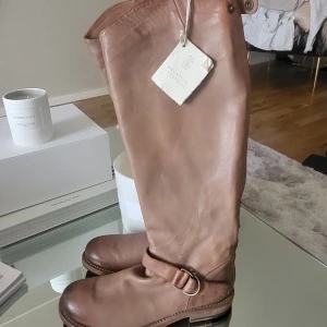 Boots från Brunello Cucinelli - Boots från Brunello Cucinelli. Helt ny, med prislapp kvar.                Storlek: 37.         Material: skinn.         Nypris: 7000 SEK