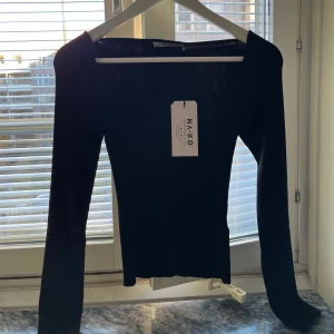 Nakd Topp - Ursnygg topp från nakd men den är inte riktigt min stil därav är den oanvänd. Tror den är slutsåld hos Nakd! Ord. pris 449kr  storlek xxs men passar även xs  