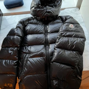 Moncler maya - Jag säljer min moncler maya storlek 0, vilket motsvarar s/xs. Överlag är den i bra skick den har vissa defekt. Om ni har frågor hör av er. Jackan är äkta