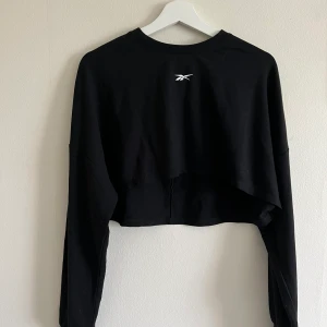 Träningströja Reebok⚡️ - Skön träningströja från Reebok som jag säljer pga att den inte kommer till användning längre⚡️Vill bli av med allt då jag ska flytta så pris kan diskuteras! Köpare står för frakt📦 