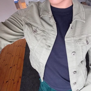 Tunn jacka  - Tunn jacka från Place de jour. Nypriset var 600kr. Knappt använd. Strl S