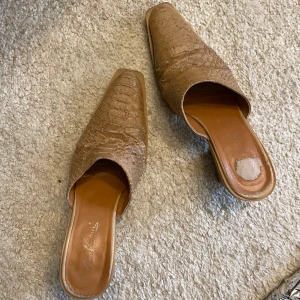 Cowboy mules 38 - Sjukt snygga mules i cowboystil! Rak tå och  beige ormskinn, sjukt snygga utstickades från ett par långa brallor!   Köpta på Humana men aldrig använda. Så de är slitna likt alla vintageskor, men ej slitna av mig!   Storlek 38