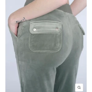 Juicy mjukisar - Säljer mina HELT OANVÄNDA gröna juicy mjukisar i Dark Moss. Denna färg är slutsåld på juicys hemsida och svår att få tag på. 