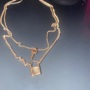 Guldfärgat Halsband  - Guldfärgat Halsband, nyckel och lås