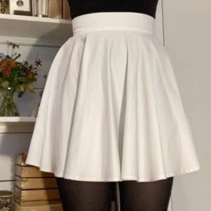 En vit helcirkel kjol som jag sytt. Superfin! I ok skick, lite nopprig på baksidan, men annars fin. Möts i Uppsala eller postar! (Sampostar absolut) 🥰