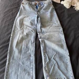 Jeans ”Hanna” från Lindex med vida ben i storlek 36🥰 jätteaköna och stretchiga 