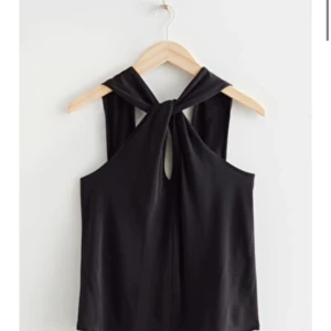 &otherstories topp - Superfin topp från &otherstories💘har inte kommit till användning så är helt ny med prislapp kvar😍Köpt för 490kr och säljer för 300. Buda om fler är intresserade! ☺️Köpare står för frakt! 