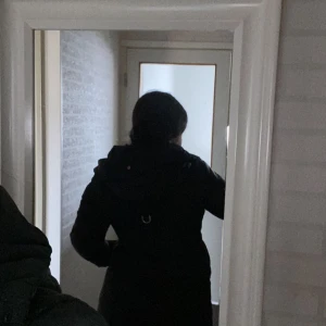 Säljer min fina vinterjacka  - Säljer min vinterjacka från garoff, köpt förra året alltså användes bara en vinter, jätte bra skick, inget lukt, storlek 38 (M) , ingen päls,  Originalpris 1600kr Mitt pris: 700kr(pris kan diskuteras)