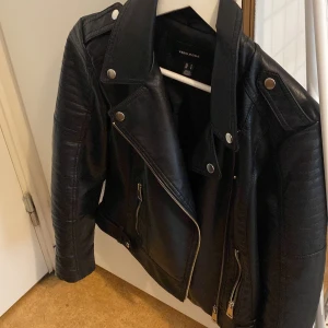Säljer min skinnjacka från Vero Moda - Säljer min skinnjacka från Vero Moda, köpt i våras, använd fåtal gånger, bra skick( som ny), Originalpris: 550kr  Mitt pris: 300, pris kan diskuteras vid snabb affär.