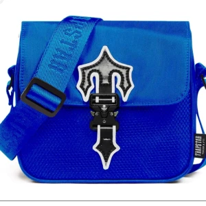 Trapstar väska - Trapstar väska  Färg blå  Kan mötas upp i Västerås  Kan frakta men kunden står för det  Swish/kontanter