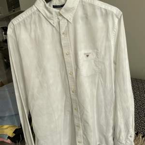 Säljer skjortor åt min sambo. En vit Gant skjorta, sparsamt använd. Inga defekter och har inte tappat den vita färgen.