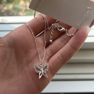 Jättefint fjärilhalsband - Fint fjärilshalsband aldrig använt.