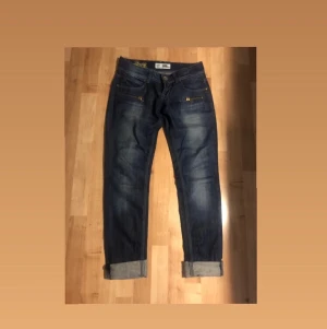 Snygga jeans från Zara stl 36 - Supersnygga jeans från Zara. Lågmidjade. Snygg passform. Detaljer på fickor. 