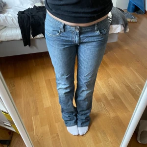 Lågmidjade jeans - Mycket lågmidjade jeans från Stefanel! Skulle uppskatta till storlek 34/36 💕Nyskick! Jag är 167 cm